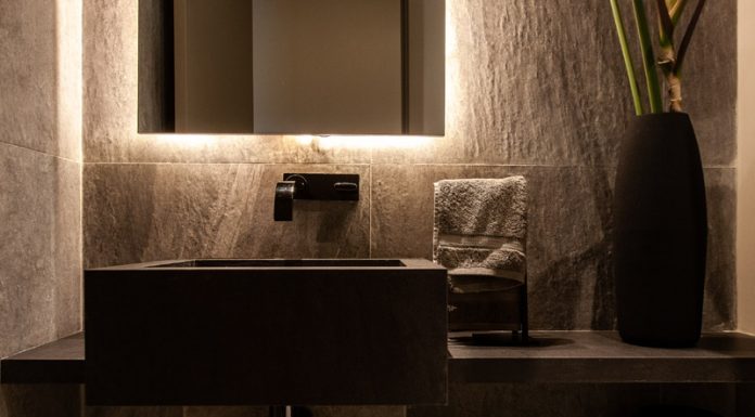 Banheiros escuros: o novo branco na decoração