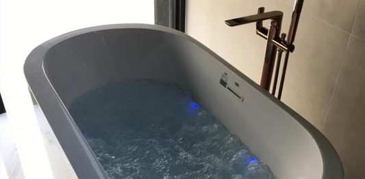 Loja Obra Fácil apresenta banheira Doka com tecnologia Air Massage