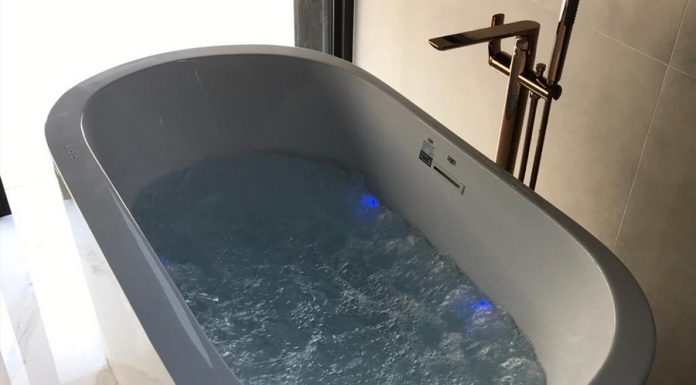 Loja Obra Fácil apresenta banheira Doka com tecnologia Air Massage