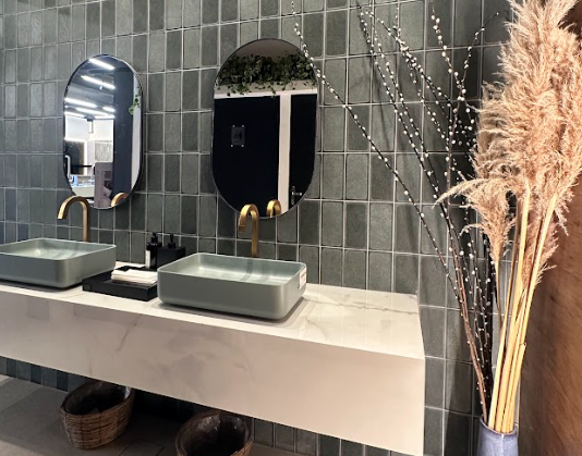 Banheiro Comercial Moderno: conheça o projeto da Loja Obra Fácil Zona Norte