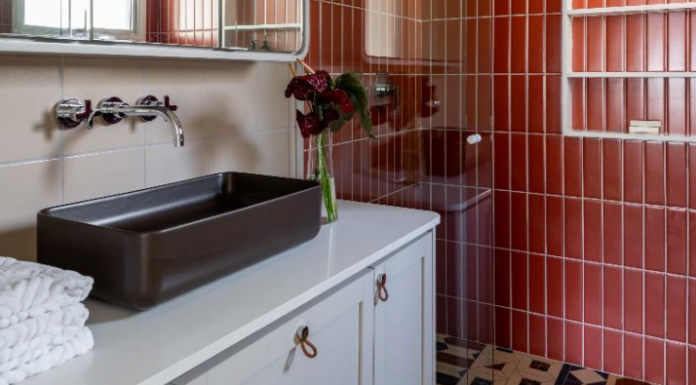 Volar Interiores reinventa banheiro de suíte com toque brasileiro