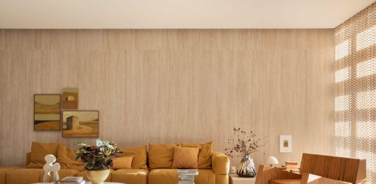Ambiente da Portinari na CASACOR SP é assinado por Melina Romano e inspirado pela arte Projeto: Melina Romano | Sala com mobiliários assinados no espaço Caminhos Portinari na CASACOR São Paulo 2024