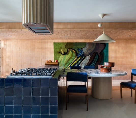 Escritório Mandril Arquitetura + Interiores estreia na CASACOR com cozinha pontuada por cerâmicas autorais e linhas curvas no mobiliário Projeto: Mandril Arquitetura - Cozinha Torno, na CASACOR SP 2024