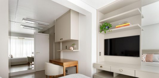 STAL Arquitetura assina transformação sofisticada de apartamento de 150m² na Vila Nova Conceição, São Paulo Projeto: STAL Arquitetura | Quarto da filha com penteadeira e espaço para estudo