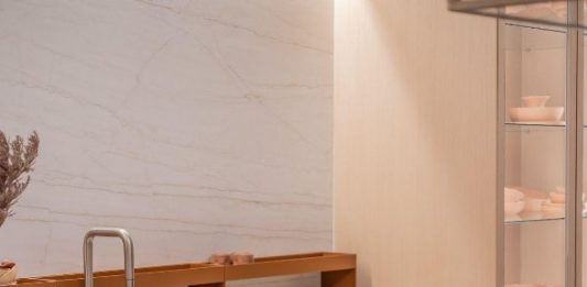 AD|VP apresenta projeto com design e acessibilidade na CASACOR São Paulo Projeto: AD|VP Arquitetura |Cozinha acessível no Ambiente Refúgio das memórias |CASACOR São Paulo 2024