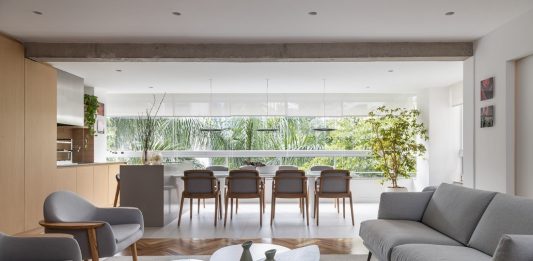 Apartamento minimalista no Itaim Bibi une concreto aparente à marcenaria Projeto: As Arquitetas SP | Sala integrada com espaço gourmet | Apartamento Itaim Bibi