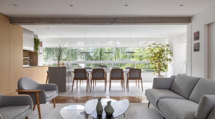 Apartamento minimalista no Itaim Bibi une concreto aparente à marcenaria Projeto: As Arquitetas SP | Sala integrada com espaço gourmet | Apartamento Itaim Bibi