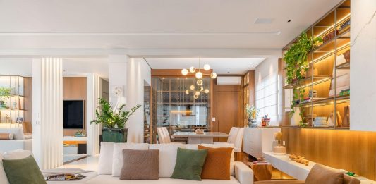 Fernanda Dabbur Arquitetura assina apartamento contemporâneo de 300m² no Campo Belo, em São Paulo Projeto: Fernanda Dabbur Arquitetura | Sala integrada com revestimento em madeiral