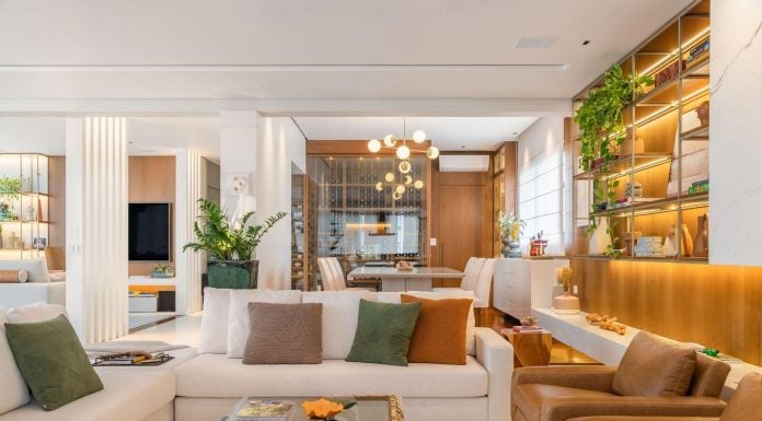 Fernanda Dabbur Arquitetura assina apartamento contemporâneo de 300m² no Campo Belo, em São Paulo Projeto: Fernanda Dabbur Arquitetura | Sala integrada com revestimento em madeiral
