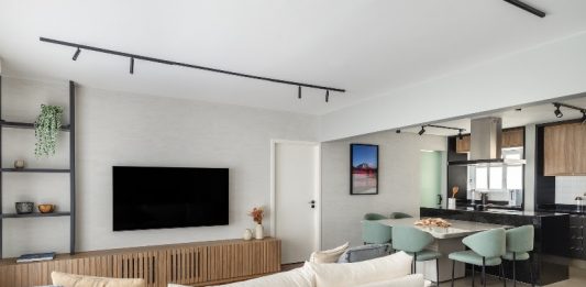 Contemporaneidade e aconchego definem o antes e depois de um apartamento de 83m² Projeto: Duno Arquitetura | Sala integrada com cozinha do apartamento de 83m²