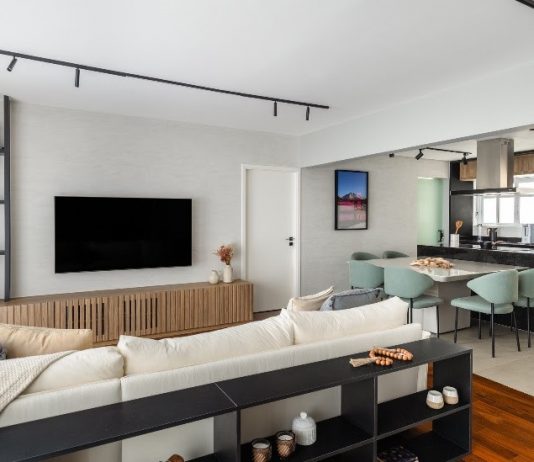 Contemporaneidade e aconchego definem o antes e depois de um apartamento de 83m² Projeto: Duno Arquitetura | Sala integrada com cozinha do apartamento de 83m²
