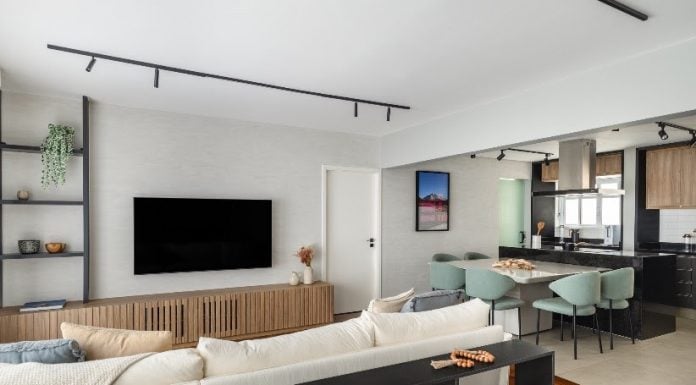 Contemporaneidade e aconchego definem o antes e depois de um apartamento de 83m² Projeto: Duno Arquitetura | Sala integrada com cozinha do apartamento de 83m²