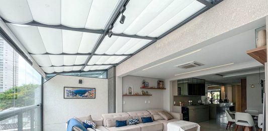 Andreia Marchionno assina apartamento de 233m² A sala ampliada recebe a luz natural através do sistema de envidraçamento de sacadas