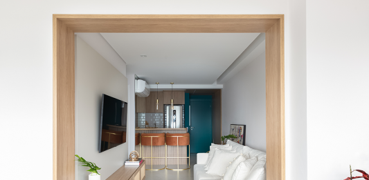 Studio Monfré transforma apartamento de 69m² em São Paulo, em espaço contemporâneo e acolhedor Projeto Studio Monfré | Ambientes integrados cozinha, sala e varanda