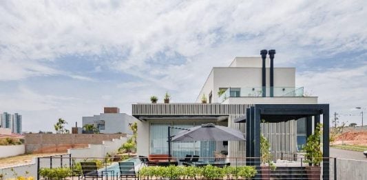 Projeto bem pensado para família no interior O projeto traz arquitetura de Adriano Salles, projeto de interiores de Sabrina Salles e paisagismo do Luciano Faschi.