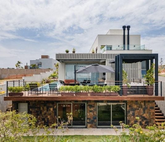 Projeto bem pensado para família no interior O projeto traz arquitetura de Adriano Salles, projeto de interiores de Sabrina Salles e paisagismo do Luciano Faschi.