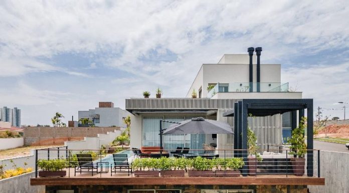 Projeto bem pensado para família no interior O projeto traz arquitetura de Adriano Salles, projeto de interiores de Sabrina Salles e paisagismo do Luciano Faschi.