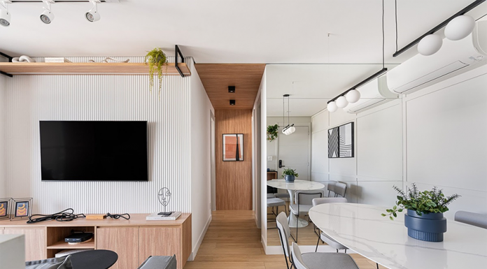 Corredor sem graça, nunca mais! 8 projetos para você se inspirar Projeto Natalia Salla | corredor com marcenaria parede e teto em madeira