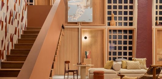 CASACOR Ribeirão Preto: projetos preservam características da casa original, considerada um ícone arquitetônico da cidade Projeto Manarelli Guimarães | “Living Entrelaços” preservou o piso, a escada e as esquadrias originais da casa | CASACOR Ribeirão Preto