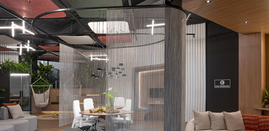 CASACOR / SANTA CATARINA Florianópolis apresenta offices em diferentes estilos Projeto da +2Arquitetura | A biofilia está em cada detalhe do BioHub: formas curvas, vegetação e materiais que trazem leveza ao espaço