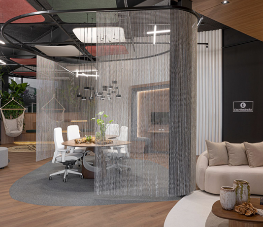 CASACOR / SANTA CATARINA Florianópolis apresenta offices em diferentes estilos Projeto da +2Arquitetura | A biofilia está em cada detalhe do BioHub: formas curvas, vegetação e materiais que trazem leveza ao espaço