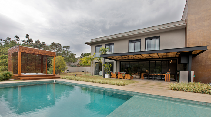 Breno Santiago marca presença em mais uma edição da Viva Magazine Área externa e piscina residência do projeto Breno Santiago