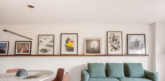 Apartamento valoriza a essência e personalidade do morador em projeto de reforma assinado por VAGA Arquitetura Projeto Vaga Arquitetura | Apartamento 220m²