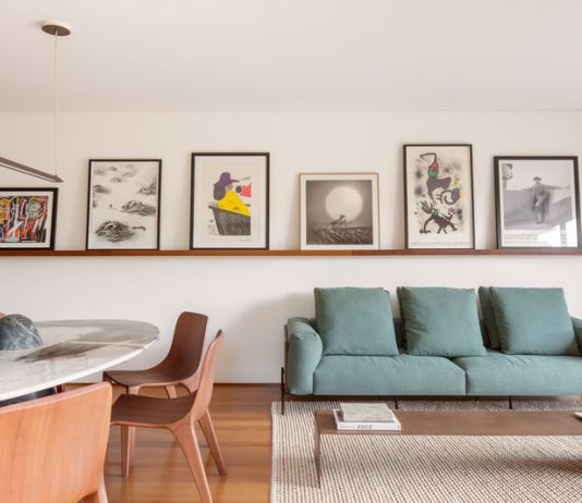Apartamento valoriza a essência e personalidade do morador em projeto de reforma assinado por VAGA Arquitetura Projeto Vaga Arquitetura | Apartamento 220m²