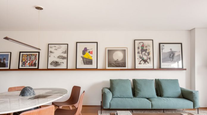 Apartamento valoriza a essência e personalidade do morador em projeto de reforma assinado por VAGA Arquitetura Projeto Vaga Arquitetura | Apartamento 220m²