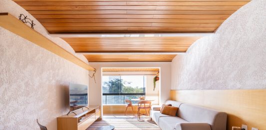 Apartamento com arcos preserva memórias e se adapta à nova rotina da moradora Projeto Hersen Mendes Arquitetura | Apartamento dos Arcos