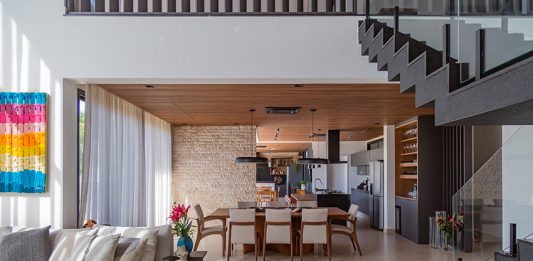 Integração e Elegância: O Projeto que Une Arquitetura, Interiores e Natureza por Camargo Baracca Arquitetura Ambiente do projeto de Camargo Baracca Arquitetura