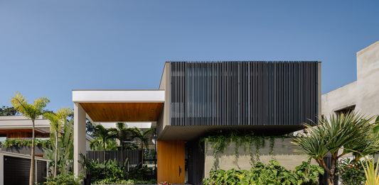 Residência CLM integra natureza e conforto em espaços fluidos e luminosos Projeto: Raiz Arquitetura | Fachada da Casa CLM