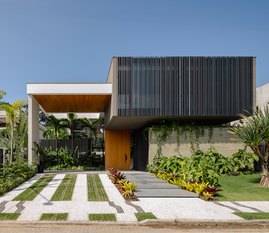 Residência CLM integra natureza e conforto em espaços fluidos e luminosos Projeto: Raiz Arquitetura | Fachada da Casa CLM