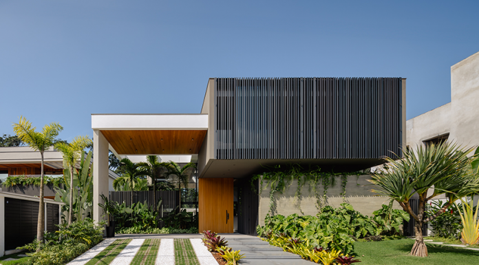 Residência CLM integra natureza e conforto em espaços fluidos e luminosos Projeto: Raiz Arquitetura | Fachada da Casa CLM