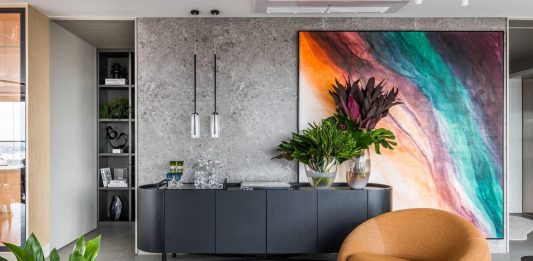 Tetriz Arquitetura assina projeto de 337 m² com muita arte e design Projeto sofisticado e acolhedor trouxe elementos marcantes, como as esculturas metálicas de Rapha Preto e quadros vibrantes de Rosana Vaz