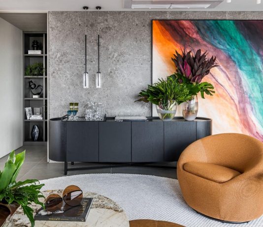 Tetriz Arquitetura assina projeto de 337 m² com muita arte e design Projeto sofisticado e acolhedor trouxe elementos marcantes, como as esculturas metálicas de Rapha Preto e quadros vibrantes de Rosana Vaz