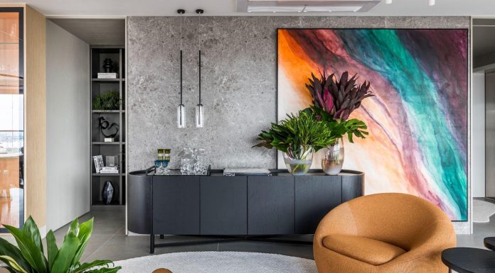 Tetriz Arquitetura assina projeto de 337 m² com muita arte e design Projeto sofisticado e acolhedor trouxe elementos marcantes, como as esculturas metálicas de Rapha Preto e quadros vibrantes de Rosana Vaz