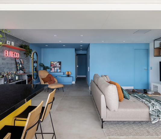 Apartamento na Vila Romana combina praticidade e estilo em projeto único TT Interiores, desenvolve projeto de 150m² para casal | Ambiente: Sala integrada
