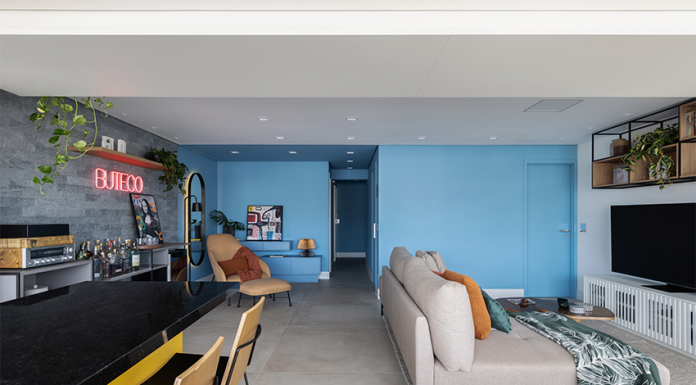 Apartamento na Vila Romana combina praticidade e estilo em projeto único TT Interiores, desenvolve projeto de 150m² para casal | Ambiente: Sala integrada