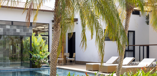 Paisagismo para Piscinas: Dicas de como transformar o paisagismo deste ambiente que é o grande protagonista do verão Projeto de paisagismo para piscina desenvolvido pelo Studio Julio Sousa