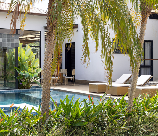 Paisagismo para Piscinas: Dicas de como transformar o paisagismo deste ambiente que é o grande protagonista do verão Projeto de paisagismo para piscina desenvolvido pelo Studio Julio Sousa