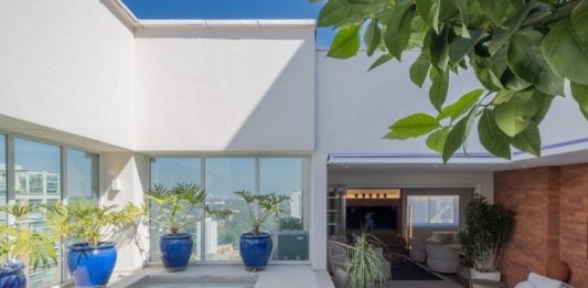 Atmosfera de casa com quintal em projeto de cobertura em São Paulo Projeto mw.arq | moema wertheimer | Cobertura com quintal