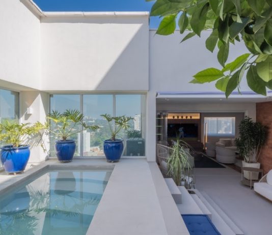 Atmosfera de casa com quintal em projeto de cobertura em São Paulo Projeto mw.arq | moema wertheimer | Cobertura com quintal