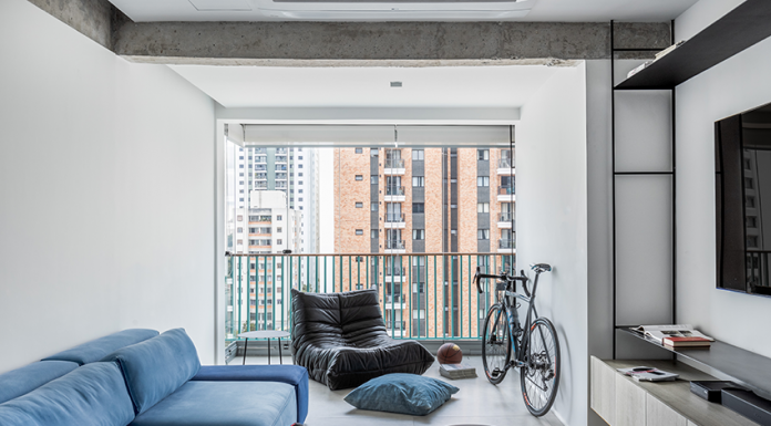 Tons de cinza e serralheria inteligente coroam apartamento atemporal em Moema Projeto: Natália Minas e Gabriela Mestriner | Sala integrada com a sacada dando mais amplitude para o ambiente
