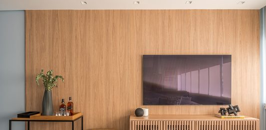 Ideias para painéis de TV: projetos onde o recurso ditou o estilo e agregou funcionalidade ao ambiente Projeto Leblon por Daniela Funari |Painel de madeira e rack suspenso ripado