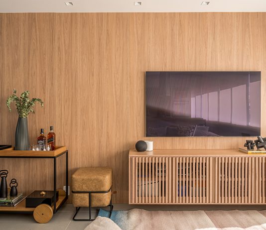 Ideias para painéis de TV: projetos onde o recurso ditou o estilo e agregou funcionalidade ao ambiente Projeto Leblon por Daniela Funari |Painel de madeira e rack suspenso ripado