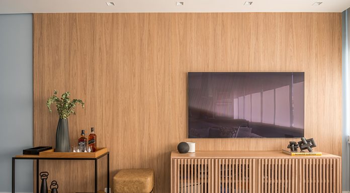 Ideias para painéis de TV: projetos onde o recurso ditou o estilo e agregou funcionalidade ao ambiente Projeto Leblon por Daniela Funari |Painel de madeira e rack suspenso ripado