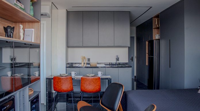 O charme e os cuidados com o vidro reflecta no décor Oferecendo transparência e trazendo a sensação de amplitude, o vidro reflecta se tornou um dos queridinhos do décor, principalmente para cristaleiras, móveis em geral e closets, onde as roupas ficam expostas e de fácil acesso para os moradores. Projeto: ResiliArt Arquitetura