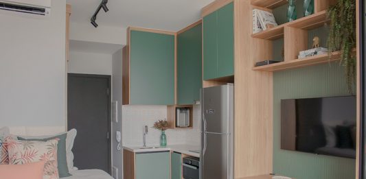 Projeto de arquitetura de estúdio com 24 m² destaca cozinha completa, cama queen size e cantinho do bar ResiliArt Arquitetura reforma estúdio de 24m²