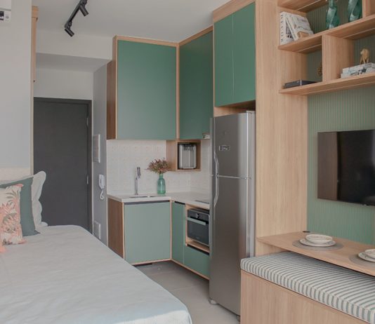 Projeto de arquitetura de estúdio com 24 m² destaca cozinha completa, cama queen size e cantinho do bar ResiliArt Arquitetura reforma estúdio de 24m²